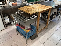 Rvs tafel en 2 houten tafels