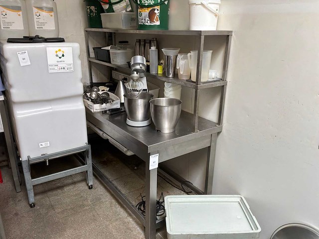 Rvs tafel met inhoud - afbeelding 1 van  4