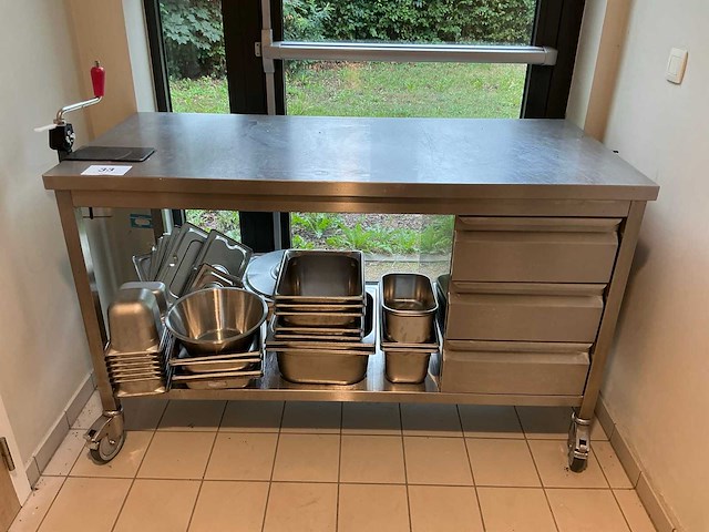 Rvs verrijdbare werktafel met inhoud - afbeelding 1 van  2