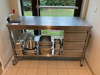 Rvs verrijdbare werktafel met inhoud - afbeelding 1 van  2