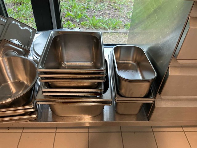 Rvs verrijdbare werktafel met inhoud - afbeelding 3 van  6