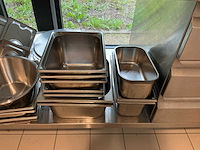 Rvs verrijdbare werktafel met inhoud - afbeelding 3 van  6