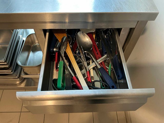 Rvs verrijdbare werktafel met inhoud - afbeelding 4 van  6