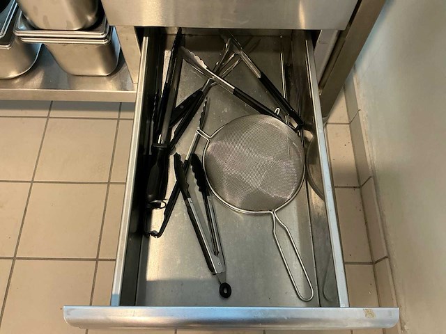 Rvs verrijdbare werktafel met inhoud - afbeelding 6 van  6