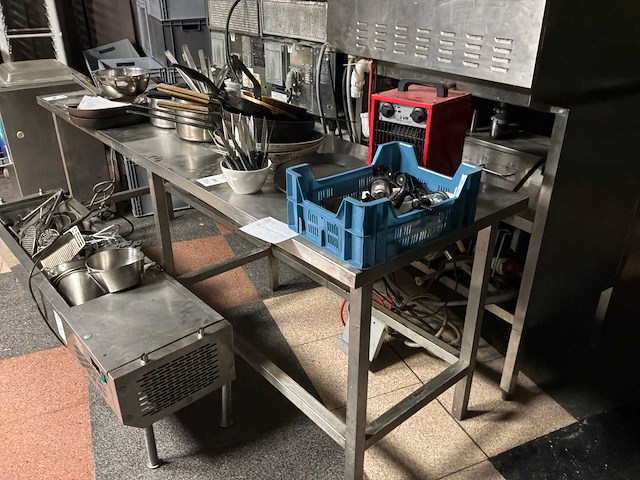 Rvs werktafel met inhoud - afbeelding 1 van  5