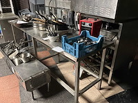 Rvs werktafel met inhoud - afbeelding 1 van  5