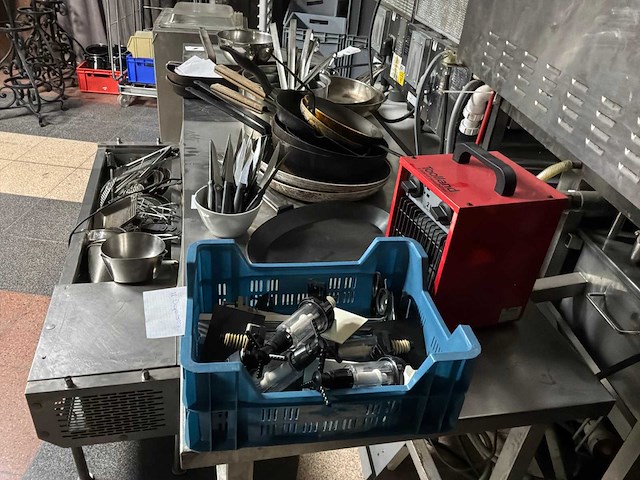 Rvs werktafel met inhoud - afbeelding 2 van  5