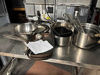 Rvs werktafel met inhoud - afbeelding 1 van  2