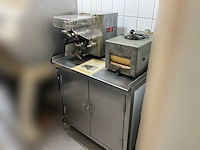 Rvs werktafel op wielen + appelschilmachine + broodvorm/sandwich machine - afbeelding 1 van  6