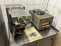 Rvs werktafel op wielen + appelschilmachine + broodvorm/sandwich machine - afbeelding 2 van  6