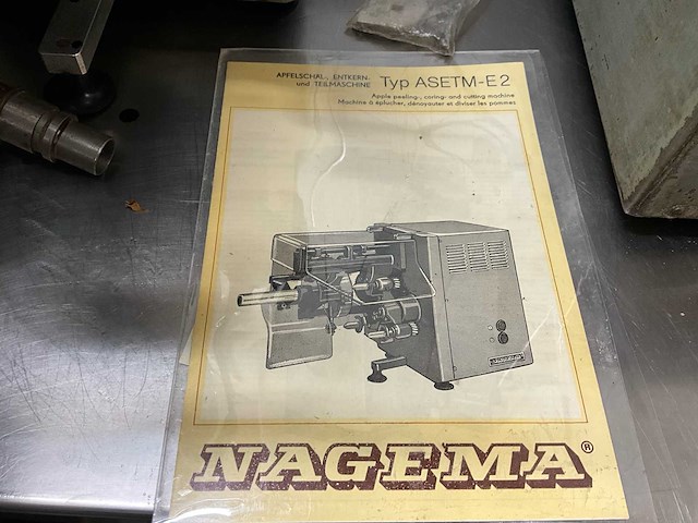 Rvs werktafel op wielen + appelschilmachine + broodvorm/sandwich machine - afbeelding 3 van  6