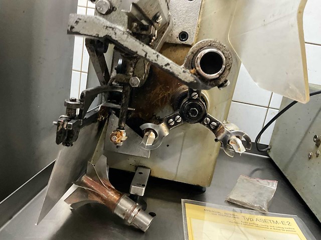 Rvs werktafel op wielen + appelschilmachine + broodvorm/sandwich machine - afbeelding 4 van  6