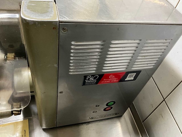 Rvs werktafel op wielen + appelschilmachine + broodvorm/sandwich machine - afbeelding 5 van  6