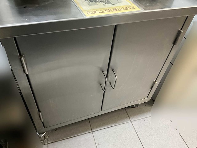 Rvs werktafel op wielen + appelschilmachine + broodvorm/sandwich machine - afbeelding 6 van  6