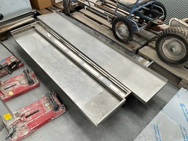 Rvs werktafel + partij legborden - afbeelding 2 van  4