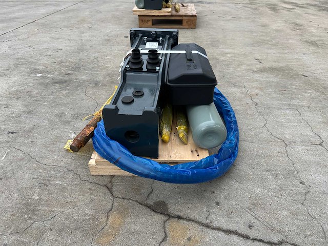 Sailing - 2025 - 35 - hydraulische hamer sailing35 - afbeelding 4 van  9