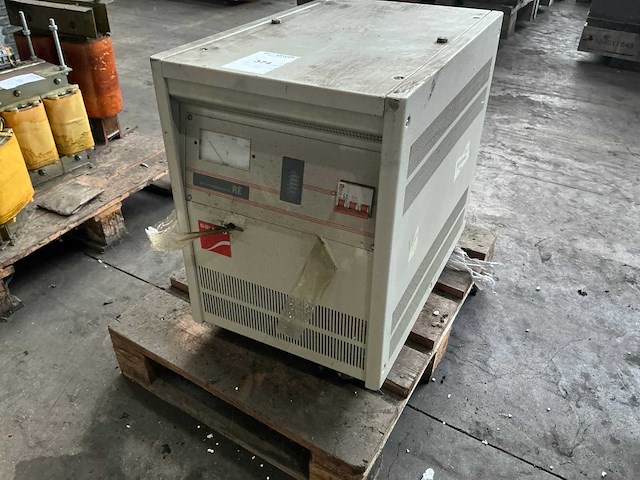 Salicru ret 6-2 t/t spanningsstabilisator - afbeelding 1 van  5