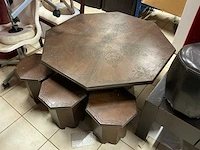 Salontafel en partij stoelen