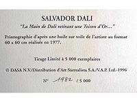 Salvador dali - la main de dali retirant une toison d’or - printografie - afbeelding 7 van  7
