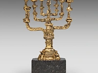 Salvador dali (1904-1989), menorah, gilt bronze on a bluestone base, n° 52/150 37 cm. (14.57 in.) - afbeelding 1 van  8