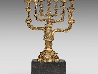 Salvador dali (1904-1989), menorah, gilt bronze on a bluestone base, n° 52/150 37 cm. (14.57 in.) - afbeelding 5 van  8