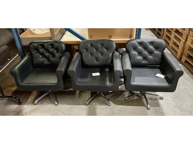 Samengesteld lot 401-403: 3 kapperstoelen - afbeelding 1 van  1