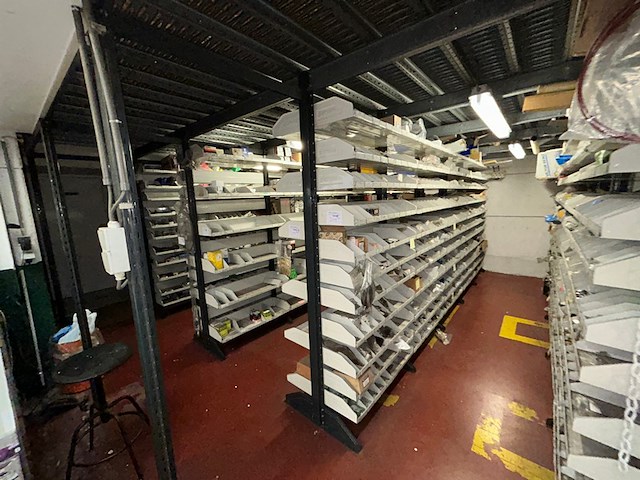 Samengesteld lot 701 en lot 702: platform en rekken - afbeelding 1 van  7