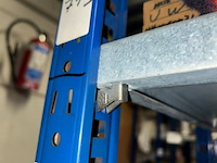 Samengesteld lot 701 en lot 702: platform en rekken - afbeelding 7 van  7