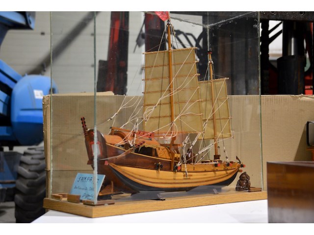 Sampang onder glazen stolp - afbeelding 1 van  2