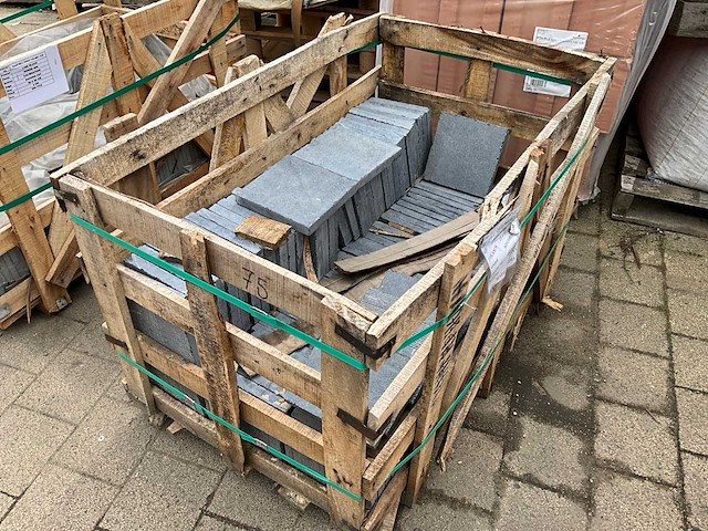 Samples lime black honed natuursteen tuintegels ca.5,6m2 - afbeelding 2 van  2