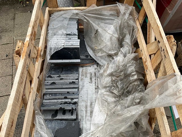 Samples lime black honed natuursteen tuintegels ca.9m2 - afbeelding 2 van  3
