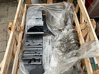 Samples lime black honed natuursteen tuintegels ca.9m2 - afbeelding 2 van  3