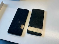 Samsung smartphone (2x)