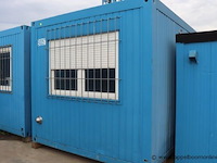 Sanitaire container, met toiletten, urinoir, wasbak, raam met rolluik