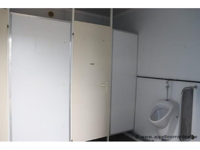 Sanitaire container, met toiletten, urinoir, wasbak, raam met rolluik - afbeelding 7 van  8