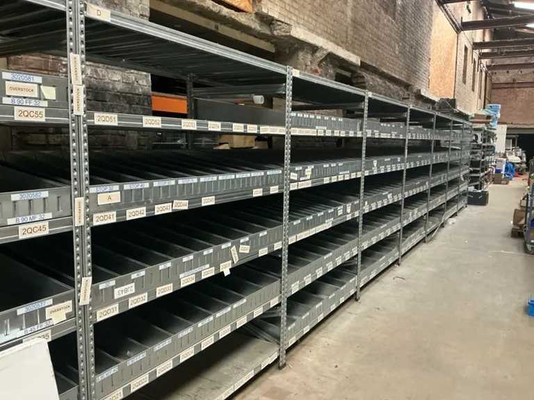 Sanitair/elektro en cv-installatiemateriaal, magazijn inventaris wegens verhuis