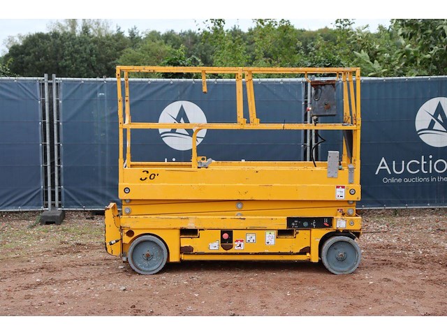 Schaarhoogwerker haulotte compact 8 elektrisch 350kg 8.2m - afbeelding 1 van  1