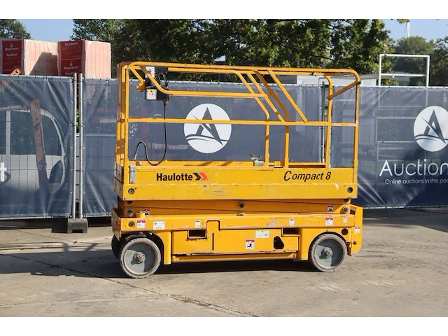 Schaarhoogwerker haulotte compact 8 elektrisch 350kg 8.2m - afbeelding 1 van  1