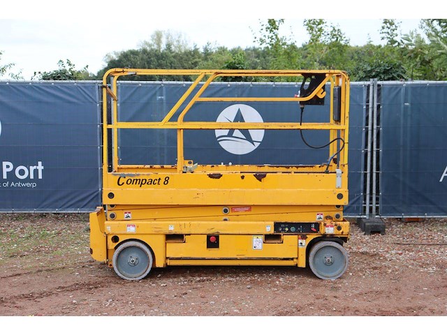 Schaarhoogwerker haulotte compact 8cu elektrisch 300kg 8.2m 2012 - afbeelding 1 van  1