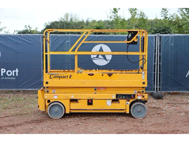 Schaarhoogwerker haulotte compact 8cu elektrisch 300kg 8.2m 2012 - afbeelding 1 van  1