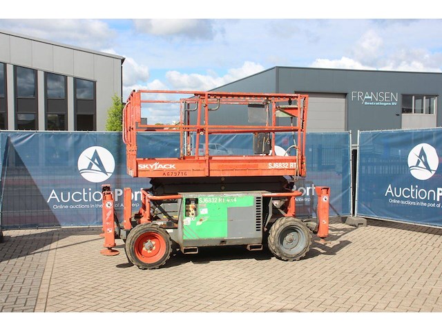 Schaarhoogwerker skyjack sj6832rt diesel 12m 2015 - afbeelding 1 van  1