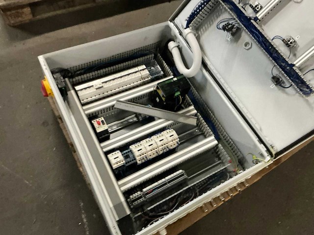 Schakelkast met inhoud (2x) - afbeelding 1 van  2