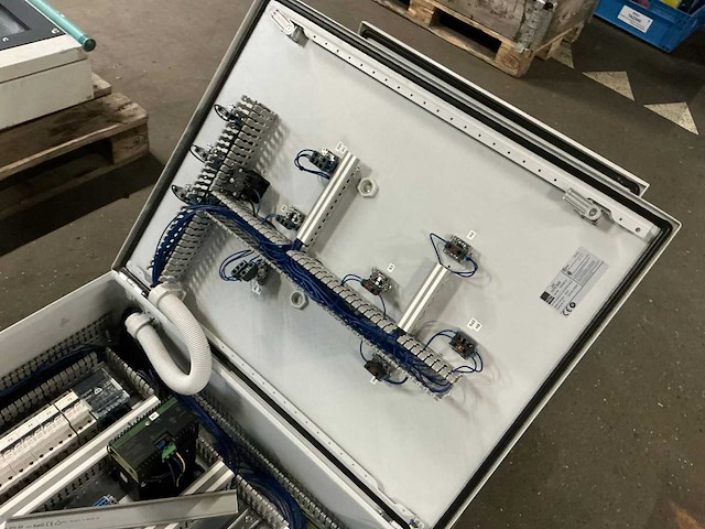 Schakelkast met inhoud (2x) - afbeelding 2 van  2