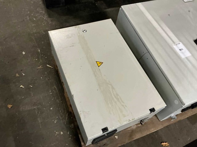 Schakelkast met inhoud (2x) - afbeelding 1 van  9