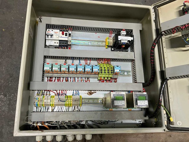 Schakelkast met inhoud (2x) - afbeelding 6 van  6