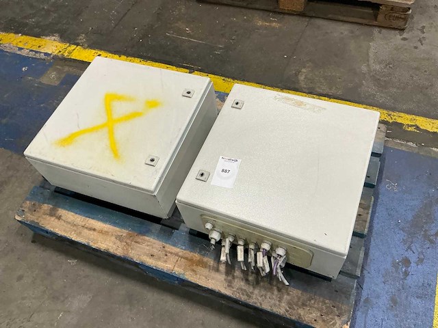 Schakelkast met inhoud (2x) - afbeelding 1 van  3