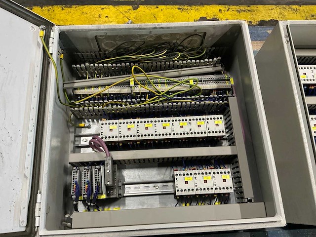 Schakelkast met inhoud (2x) - afbeelding 3 van  3