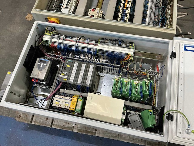 Schakelkast met inhoud (2x) - afbeelding 5 van  7