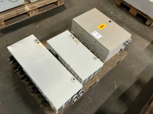 Schakelkast met inhoud (3x) - afbeelding 1 van  4