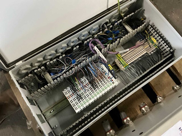 Schakelkast met inhoud (3x) - afbeelding 3 van  4